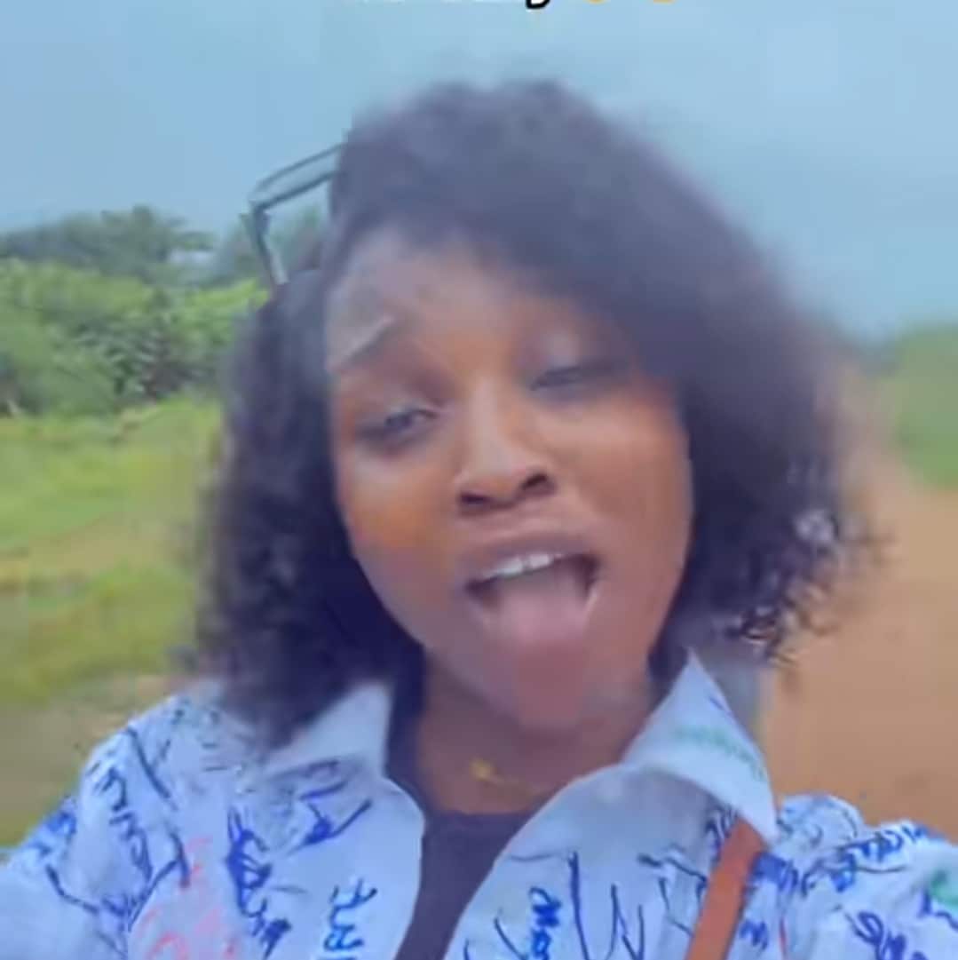 Nigerian lady sings joyfully for graduating without getting pregnant