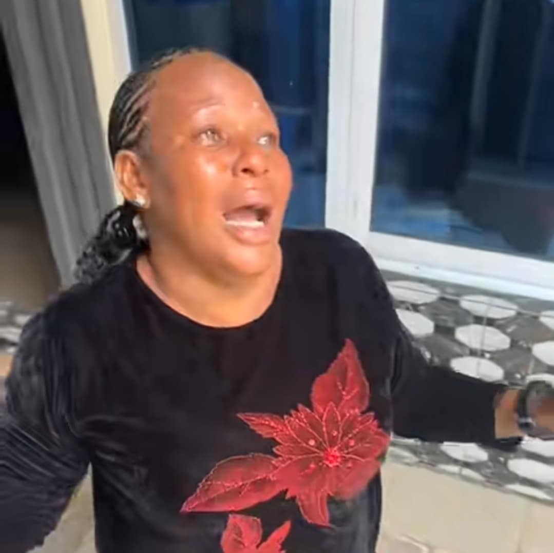 Nigerian mother kneels, sheds tears, and jubilates in hospital as daughter delivers twins