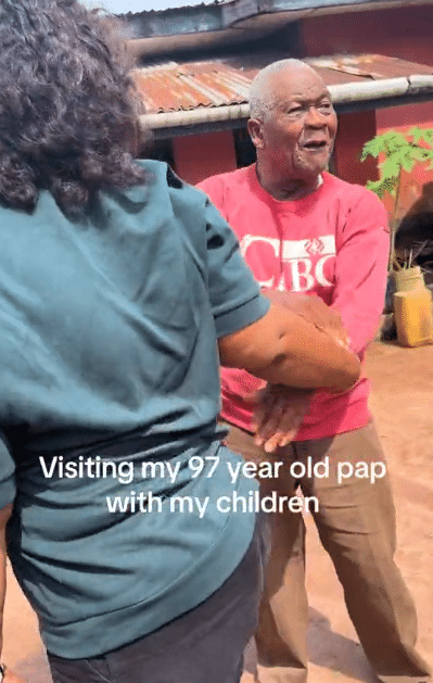 Touching moment 97-year-old grandpa meets his 3 grandchildren for the first time