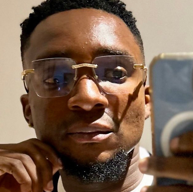 Man rants after visiting restaurant as lady steals his power bank, caught on CCTV