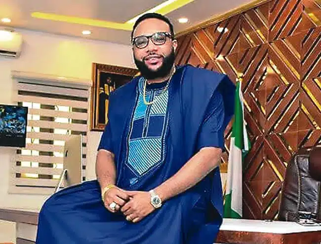 Fans digs out video of E-Money spraying Flavour with Naira following arrest by EFCC 2 Fans digs out video of E-Money spraying Flavour with Naira following arrest by EFCC