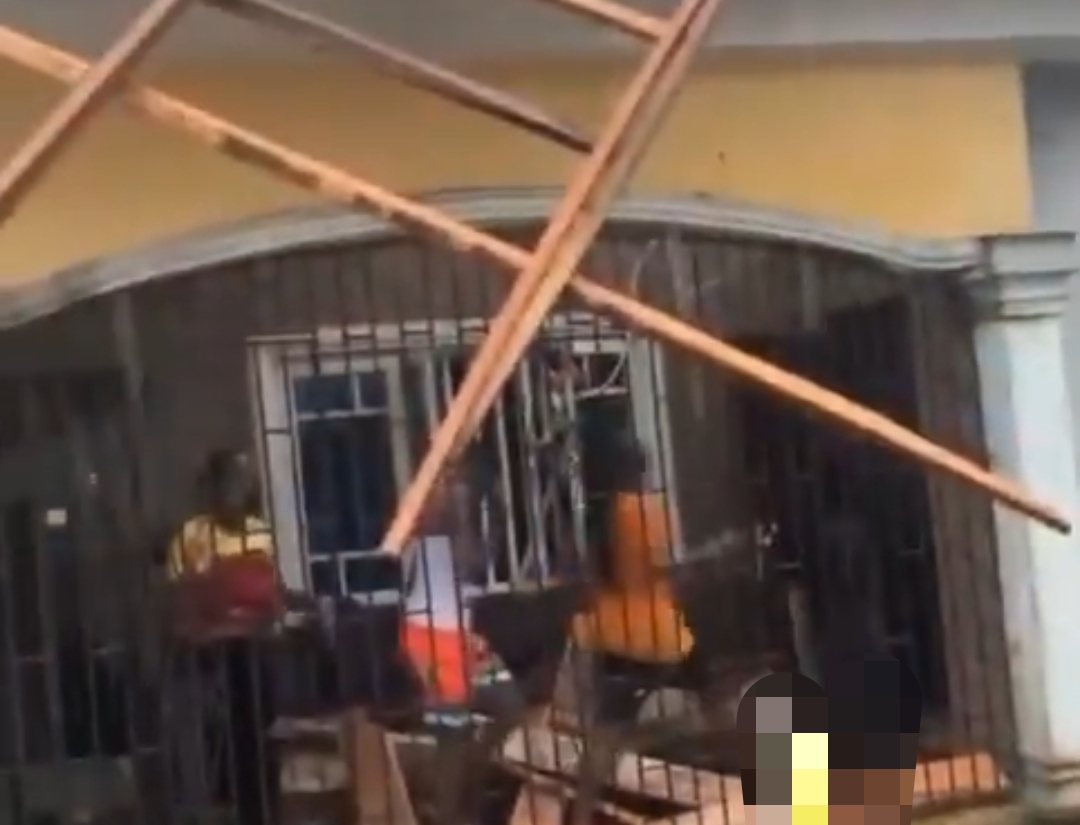 Residents panic as heavy rain wrecks roof, ceiling, rooms in Warri