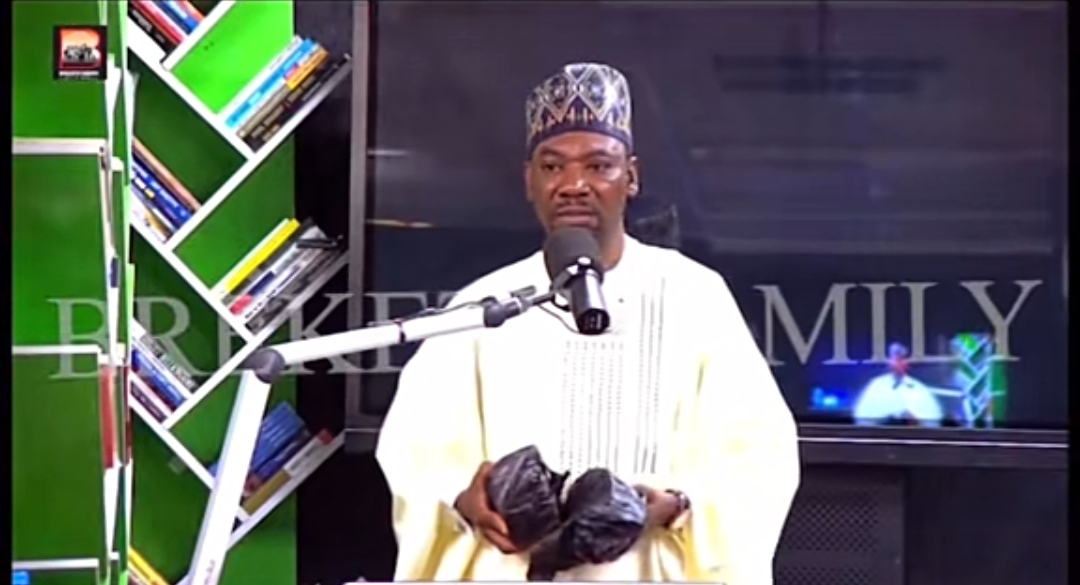 Taxi driver discovers $100k in back seat, turns to radio station to locate owner