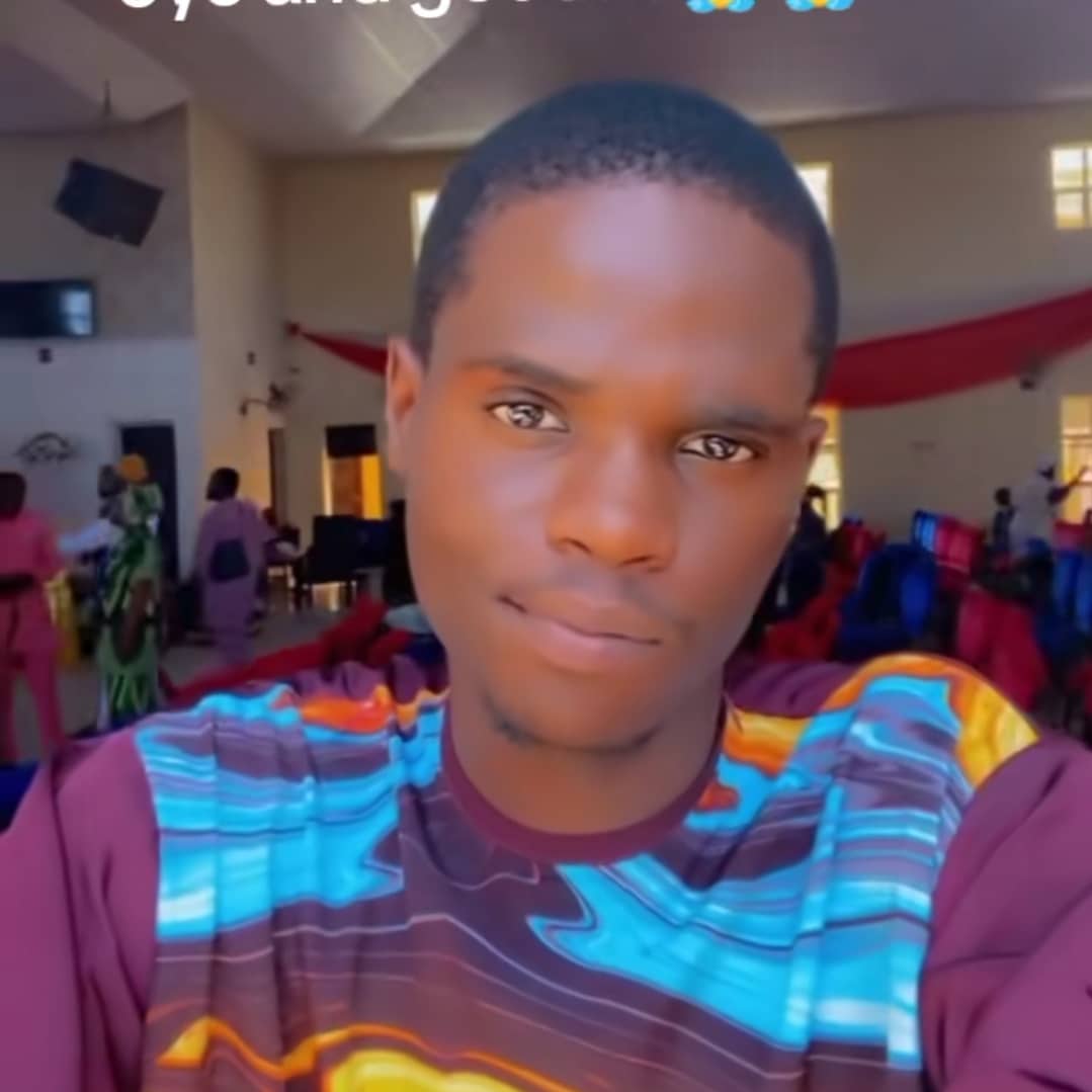 Vendor tells man 'you don't have manners' after he complains about maggots in his food