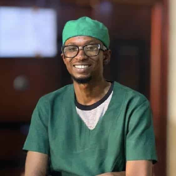 Doctor heartbroken after encountering ex med school classmate who now hawks items
