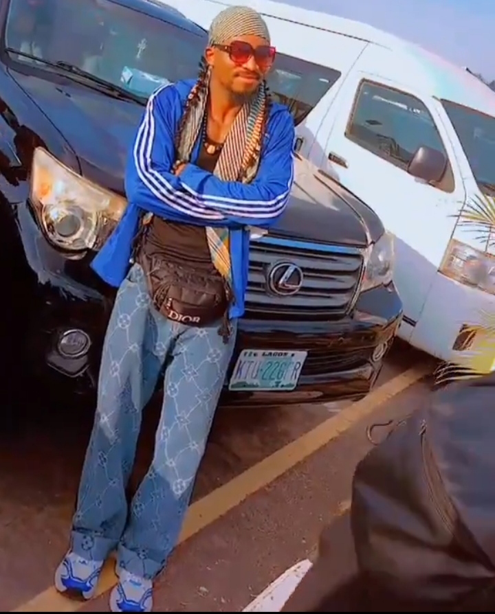 Man bursts into tears as he sees Junior Pope's lookalike