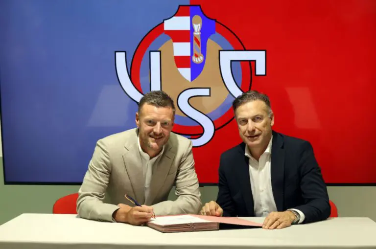 Jamie Vardy picks no.10 shirt at Cremonese