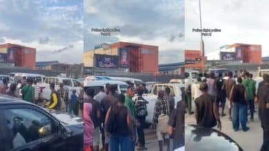 Two police officers caught fighting on the busy street of Lagos