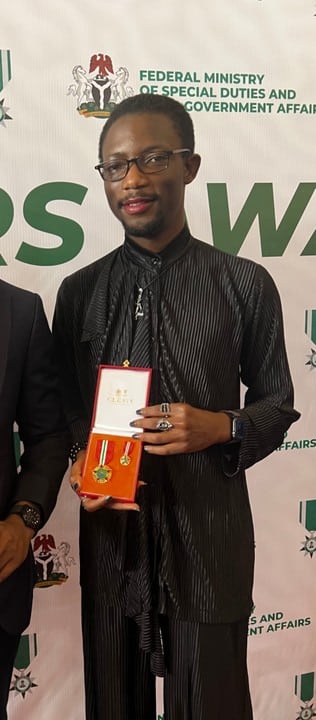 "Only Buhari knew what he saw" – Old video of late Buhari's gaze as Ezra Olubi receives award