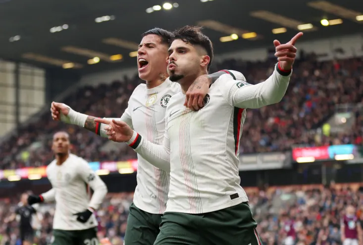 Burnley 0-2 Chelsea: Blues grind out win to move within three points of Arsenal