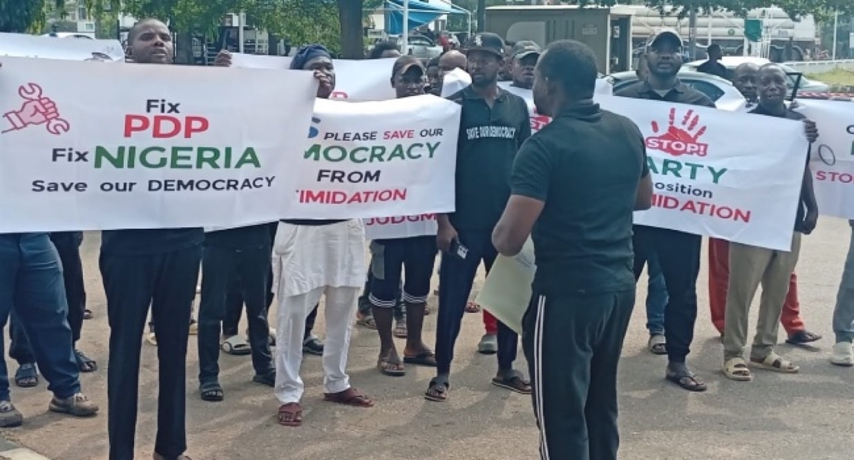 "Fix PDP, fix Nigeria, save our democracy" - PDP members protest at US Embassy
