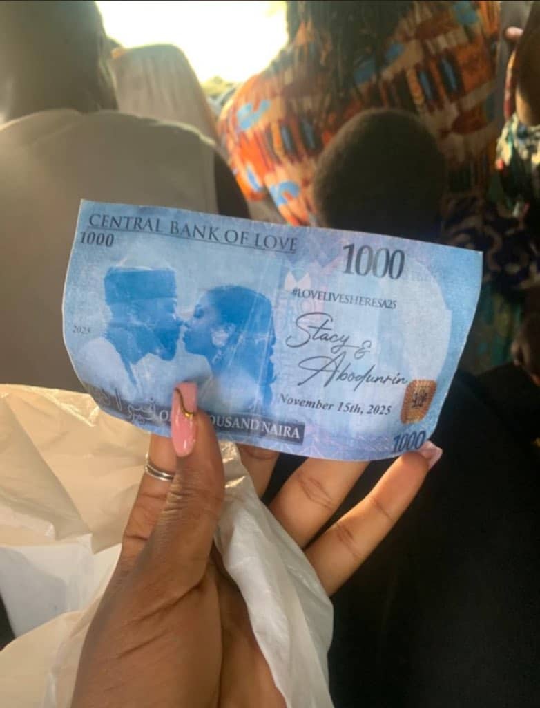 Conductor laments as passenger pays fare with 3 fake N1K note