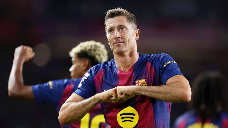 Robert Lewandowski considering retirement as Barcelona delay contract extension