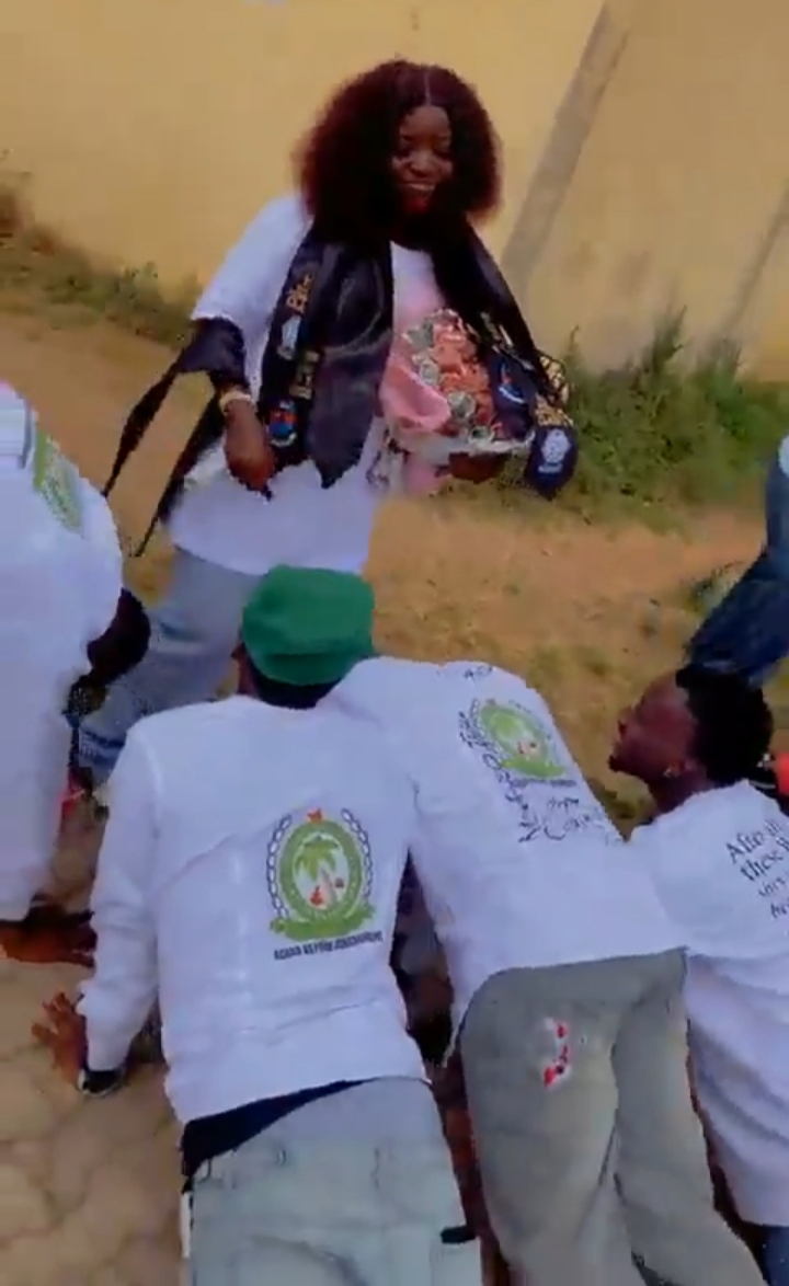 Graduates prostrate for female classmate who helped them academically 