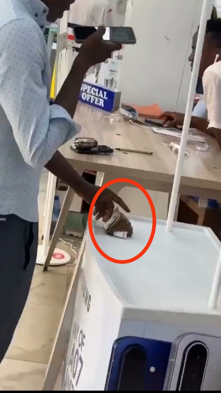 Man shocked after discovering his cash was fake while trying to buy phone in Lagos store