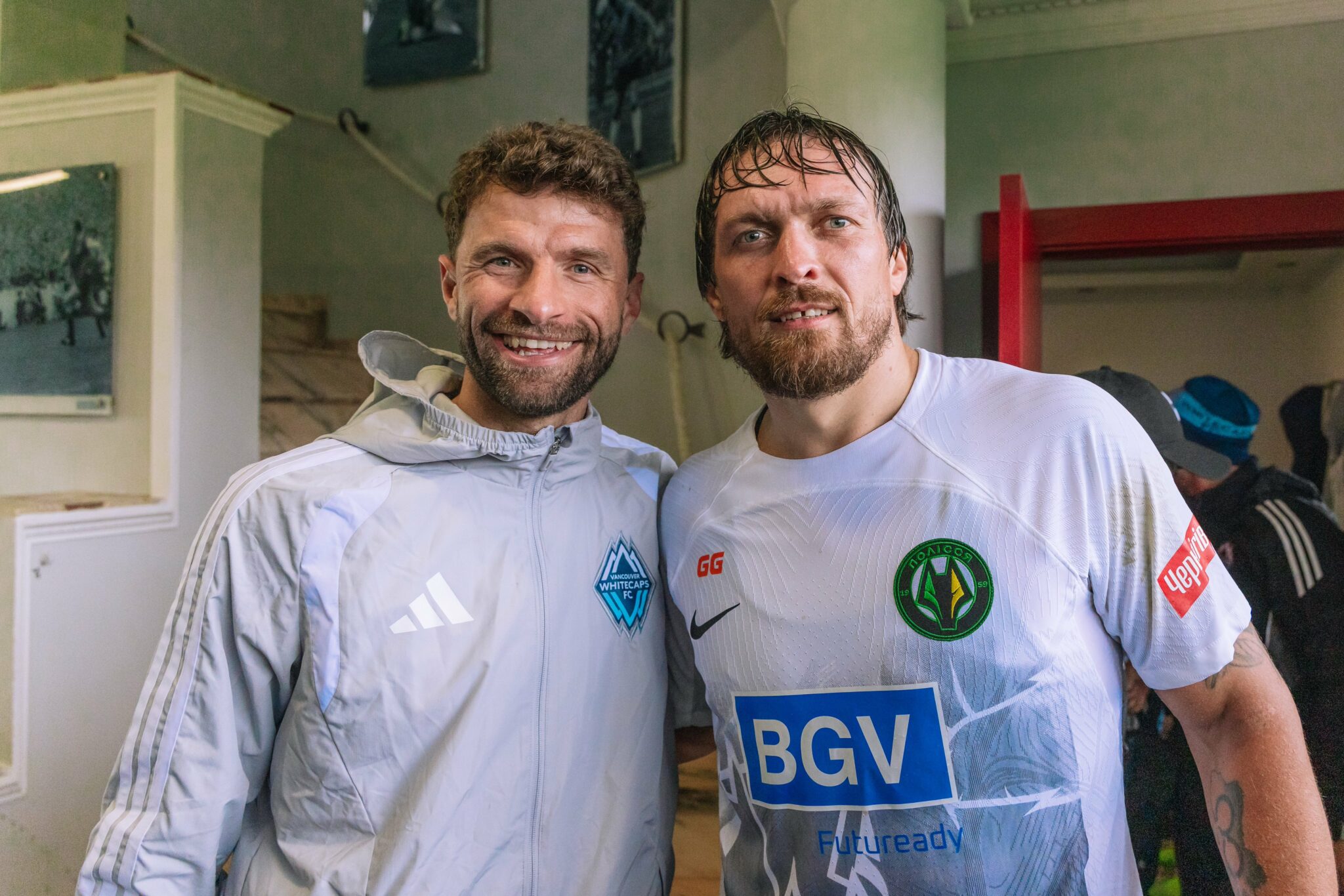 Boxing champion Usyk exchanges gloves for boots in match vs Thomas Muller's Vancouver Whitecaps