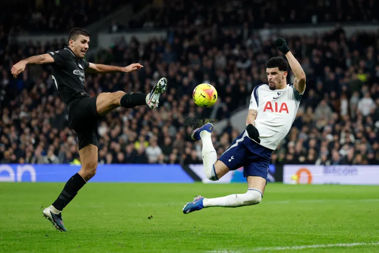 Solanke brilliance rescues Tottenham in Man City title blow