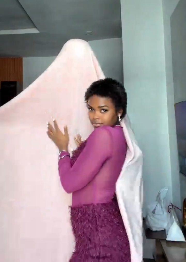 Jarvis flaunts her new man one month after dumping Peller