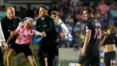 Messi tackled by fan during Inter Miami friendly