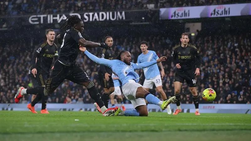 Semenyo shines as Man City move within three points of Arsenal in Fulham win