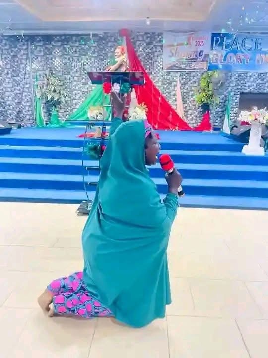 “I’ve accepted Jesus” - Woman renounces Islam, kneels at altar to embrace Christ
