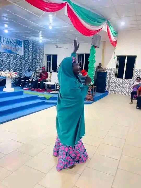 “I’ve accepted Jesus” - Woman renounces Islam, kneels at altar to embrace Christ