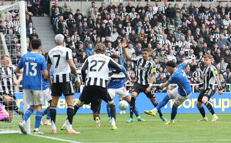 Sunderland stun Newcastle with late derby win at St James' Park