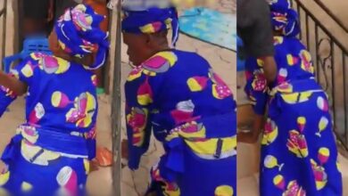 Grandma kneels to apologise to 7-year-old granddaughter for false accusation, sparks emotions online