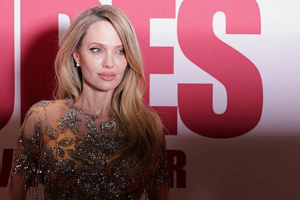 actress-angelina-jolie-biography