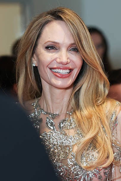 actress-angelina-jolie-biography