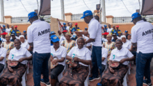 APC agent caught on camera sharing money to women ahead of Saturday's election in Osun