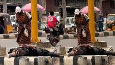 “She comes here every day” – Emotional video of a woman praying for her mentally ill son at roadside goes viral