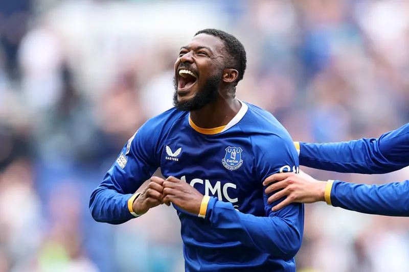 Everton 2-2 Manchester United: Maitland-Niles rescues hosts with late screamer