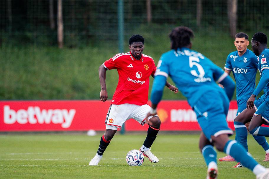 Man United receive double injury boost ahead of Premier League return