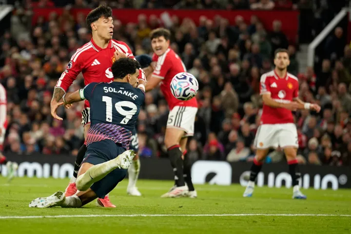 Solanke rescues 10-man Tottenham with stoppage-time goal against Man United